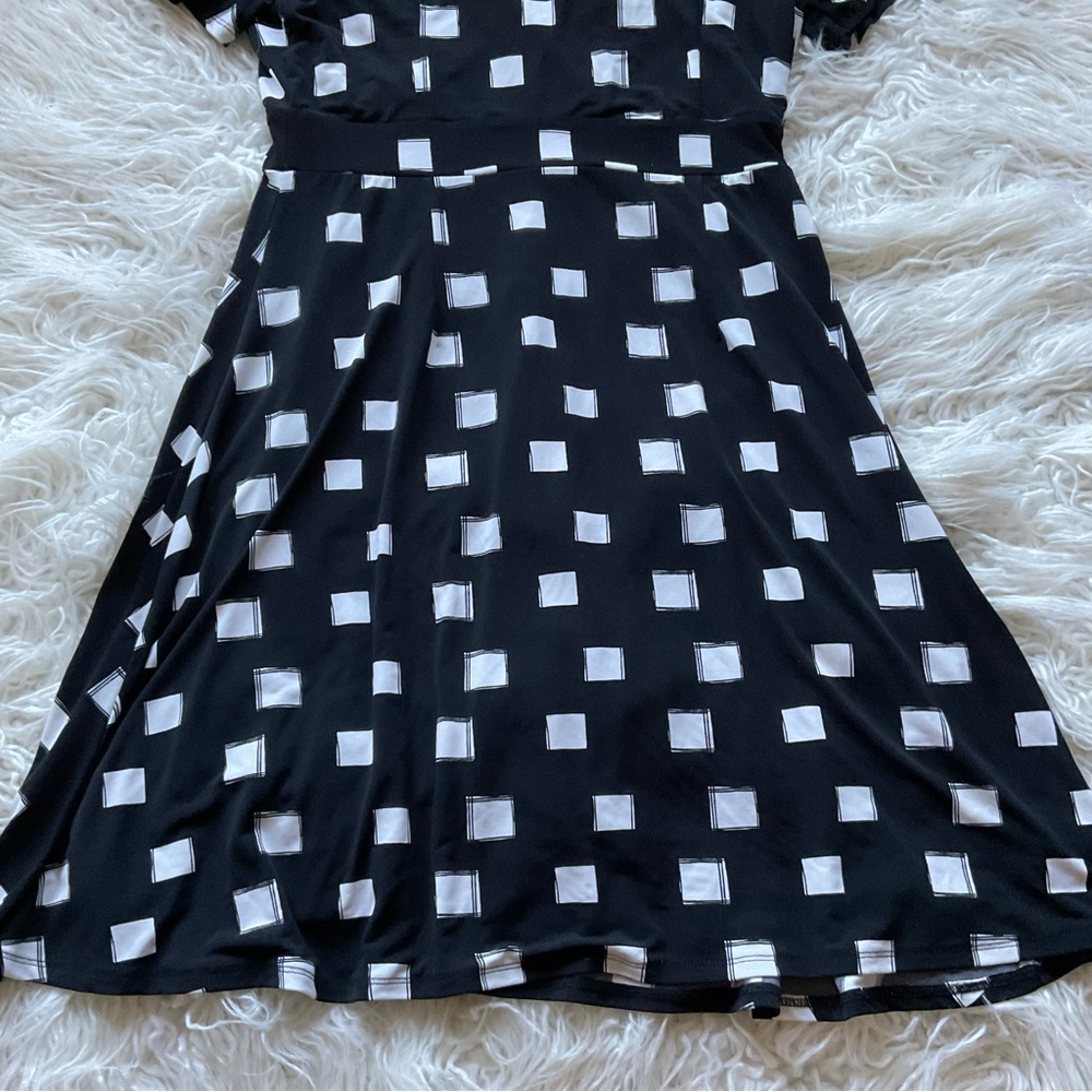 Ann Taylor Black & White Short Sleeve Fit & Flair Faux Wrap Dress - Picture 8 of 8